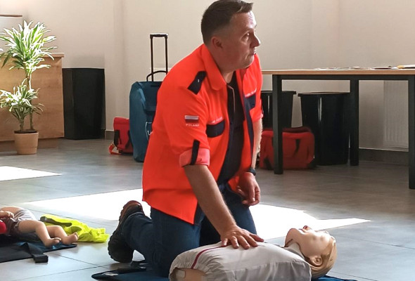 Training in first aid methods and accident prevention at work