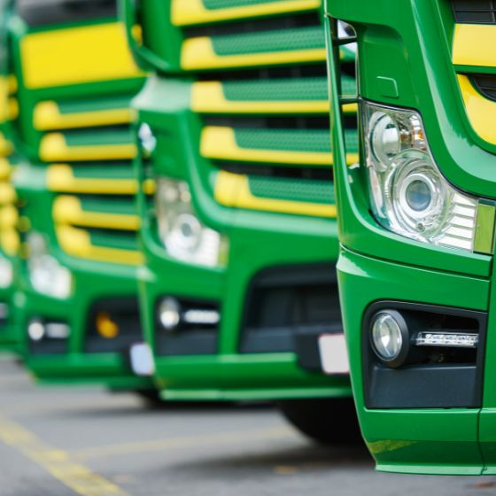 Trucks and semi-trucks Samochody ciężarowe i półciężarowe